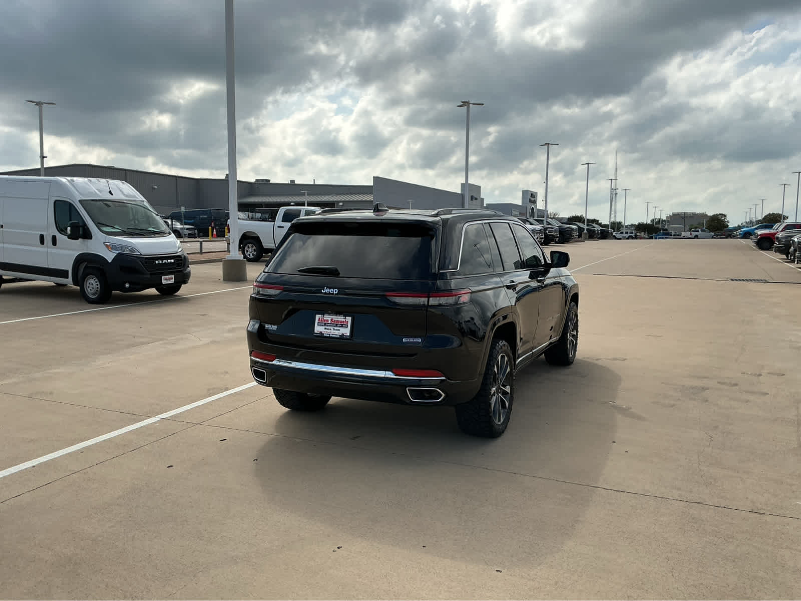 Used Car 2023 Jeep Grand Cherokee  Overland For Sale Under $40,000 In Waco, Texas