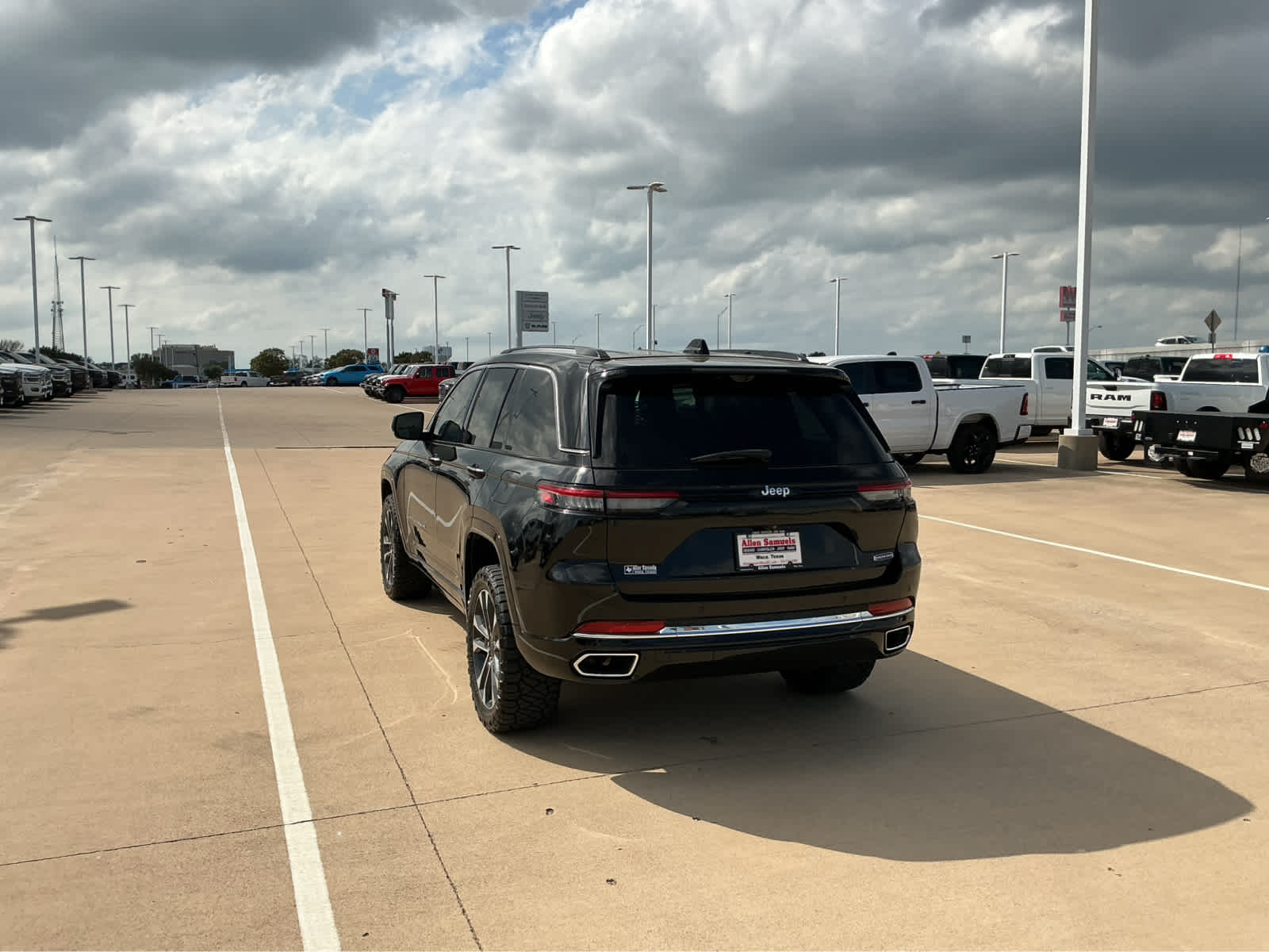 Used Car 2023 Jeep Grand Cherokee  Overland For Sale Under $40,000 In Waco, Texas
