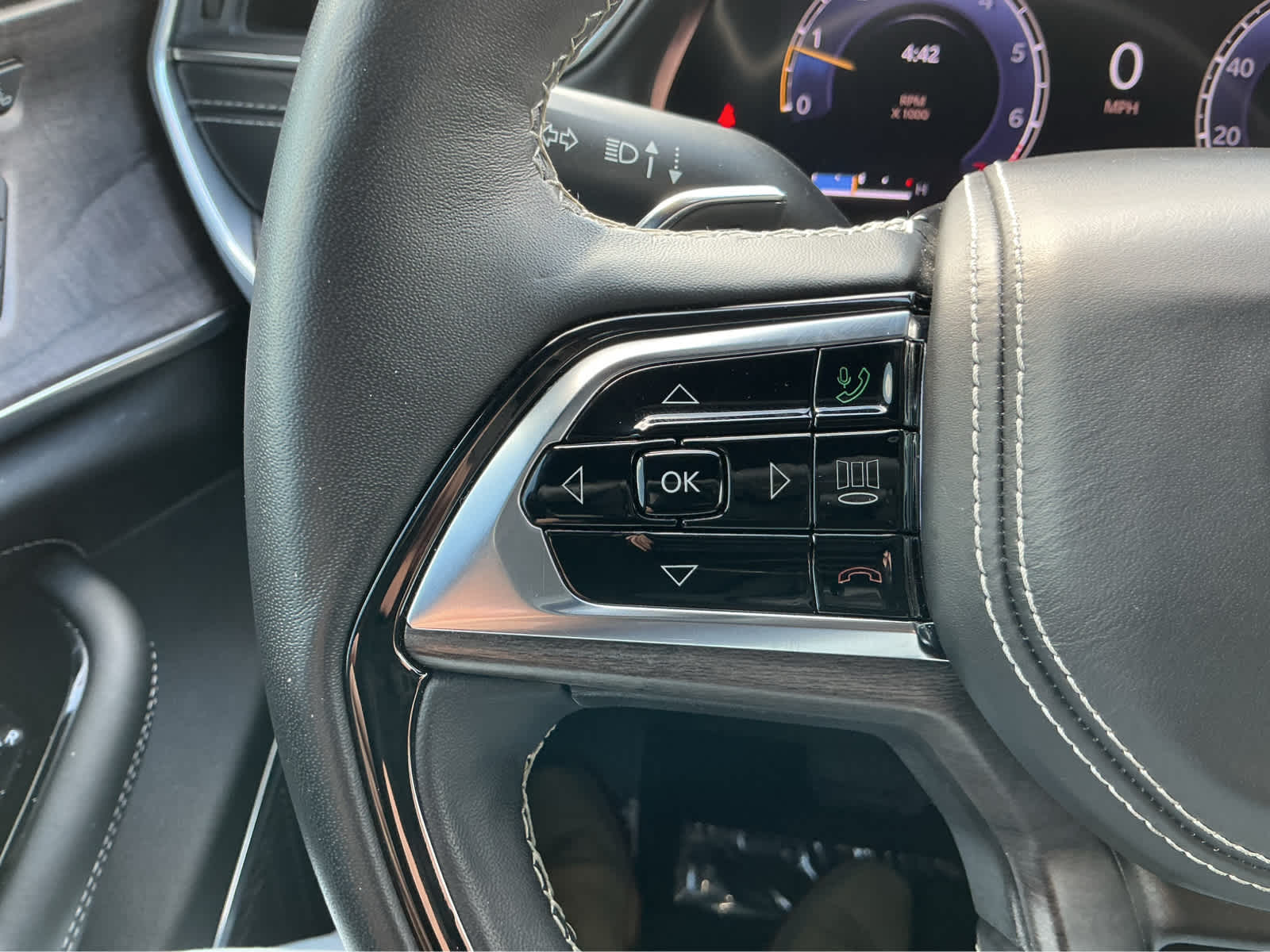 Used Car 2023 Jeep Grand Cherokee  Overland For Sale Under $40,000 In Waco, Texas