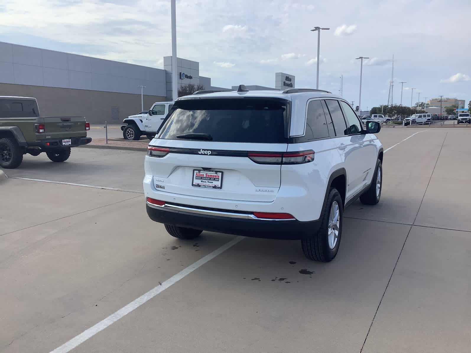 New Car 2025 Jeep Grand Cherokee  Laredo For Sale Under $40,000 In Waco, Texas