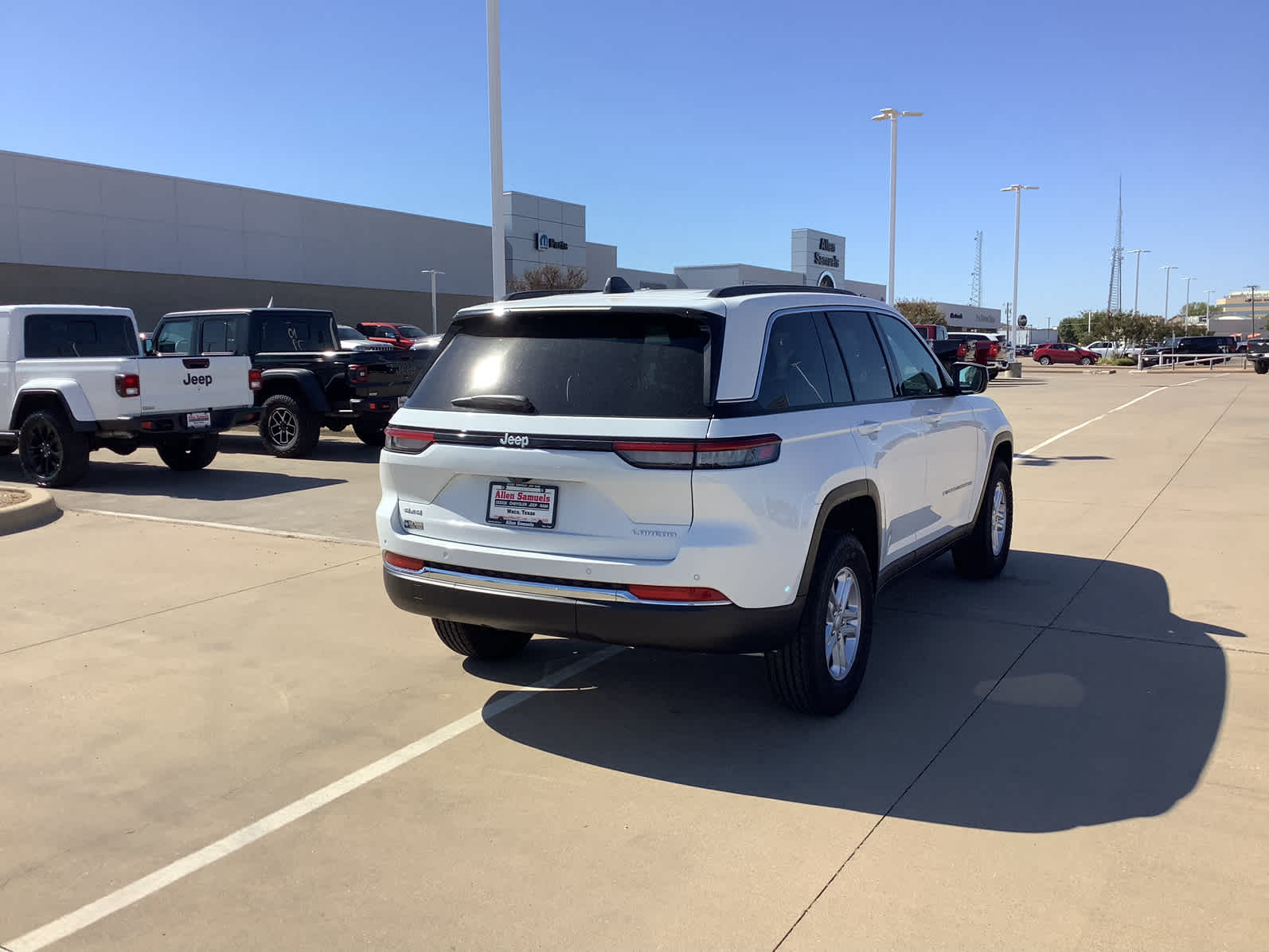 New Car 2025 Jeep Grand Cherokee  Laredo For Sale Under $40,000 In Waco, Texas