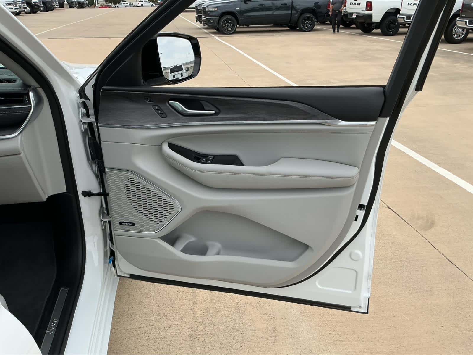 Used Car 2023 Jeep Grand Cherokee  Overland For Sale Under $50,000 In Waco, Texas