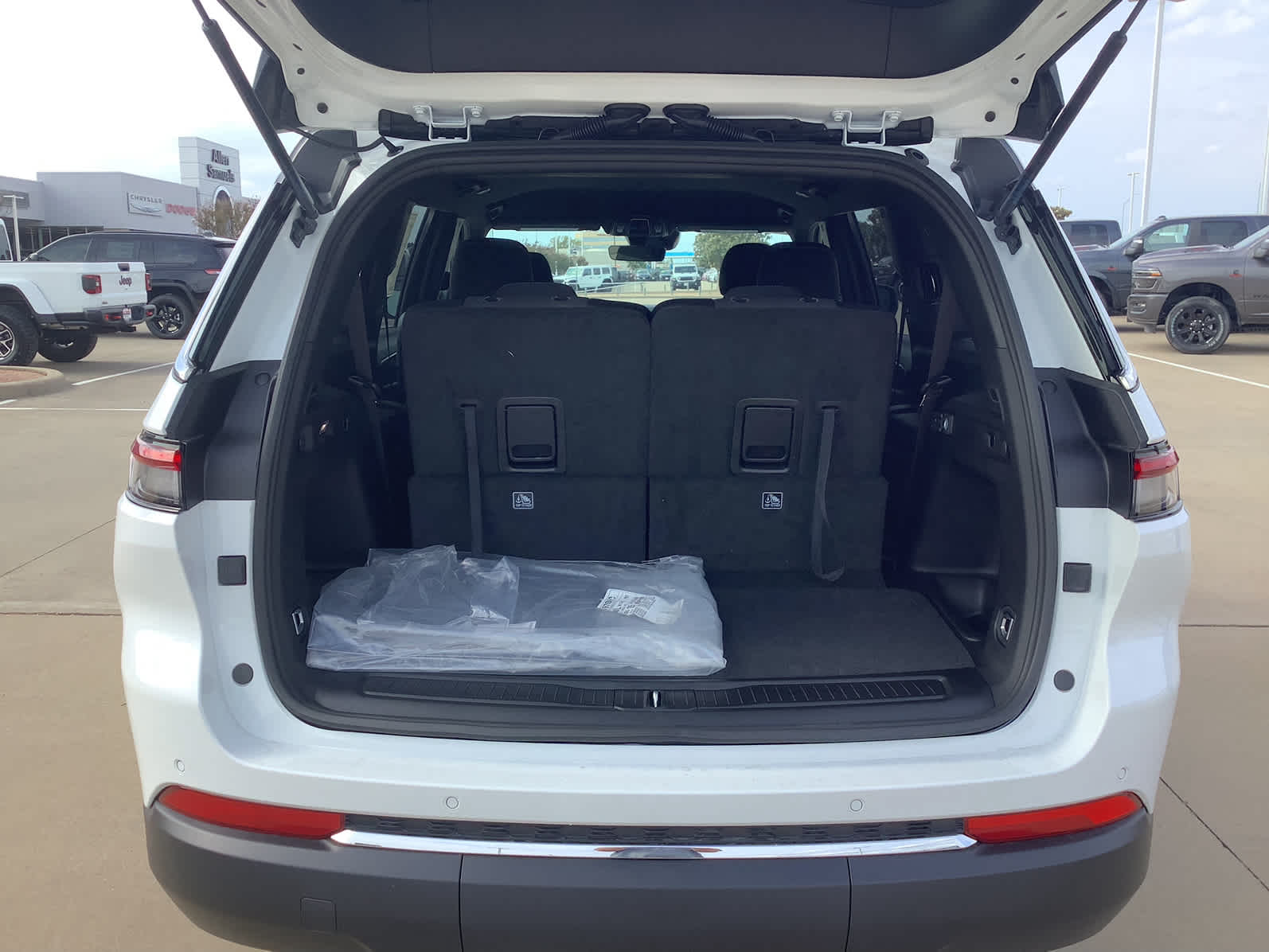 New Car 2025 Jeep Grand Cherokee L  Laredo For Sale Under $50,000 In Waco, Texas