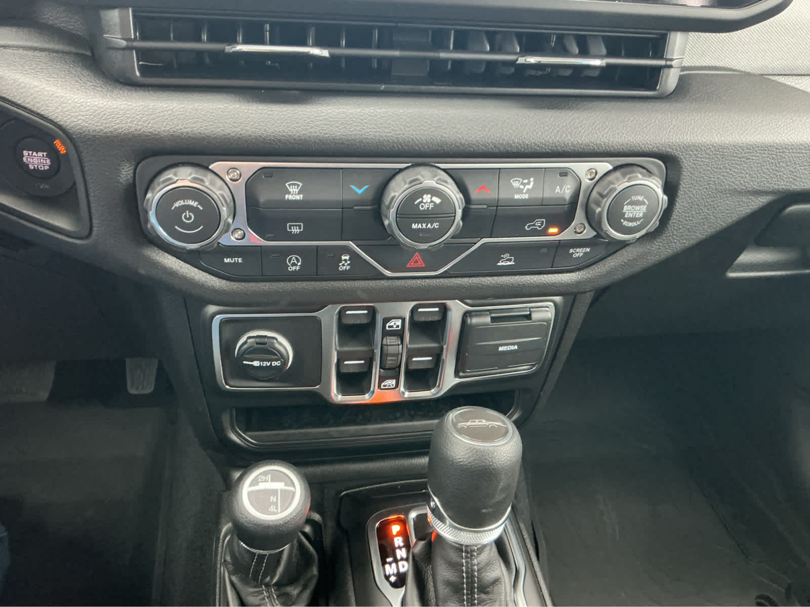 new 2026 Jeep Gladiator car, priced at $40,204