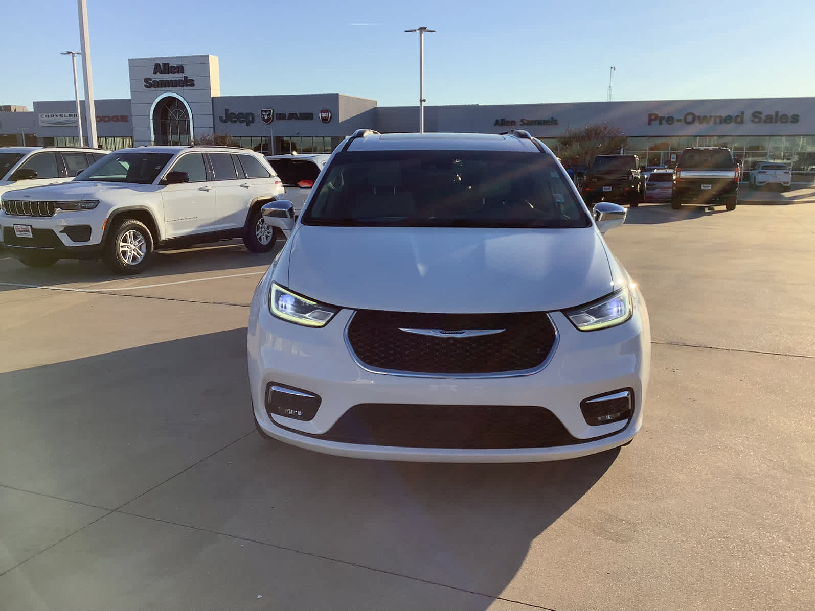 Used Car 2021 Chrysler Pacifica  Limited For Sale Under $30,000 In Waco, Texas