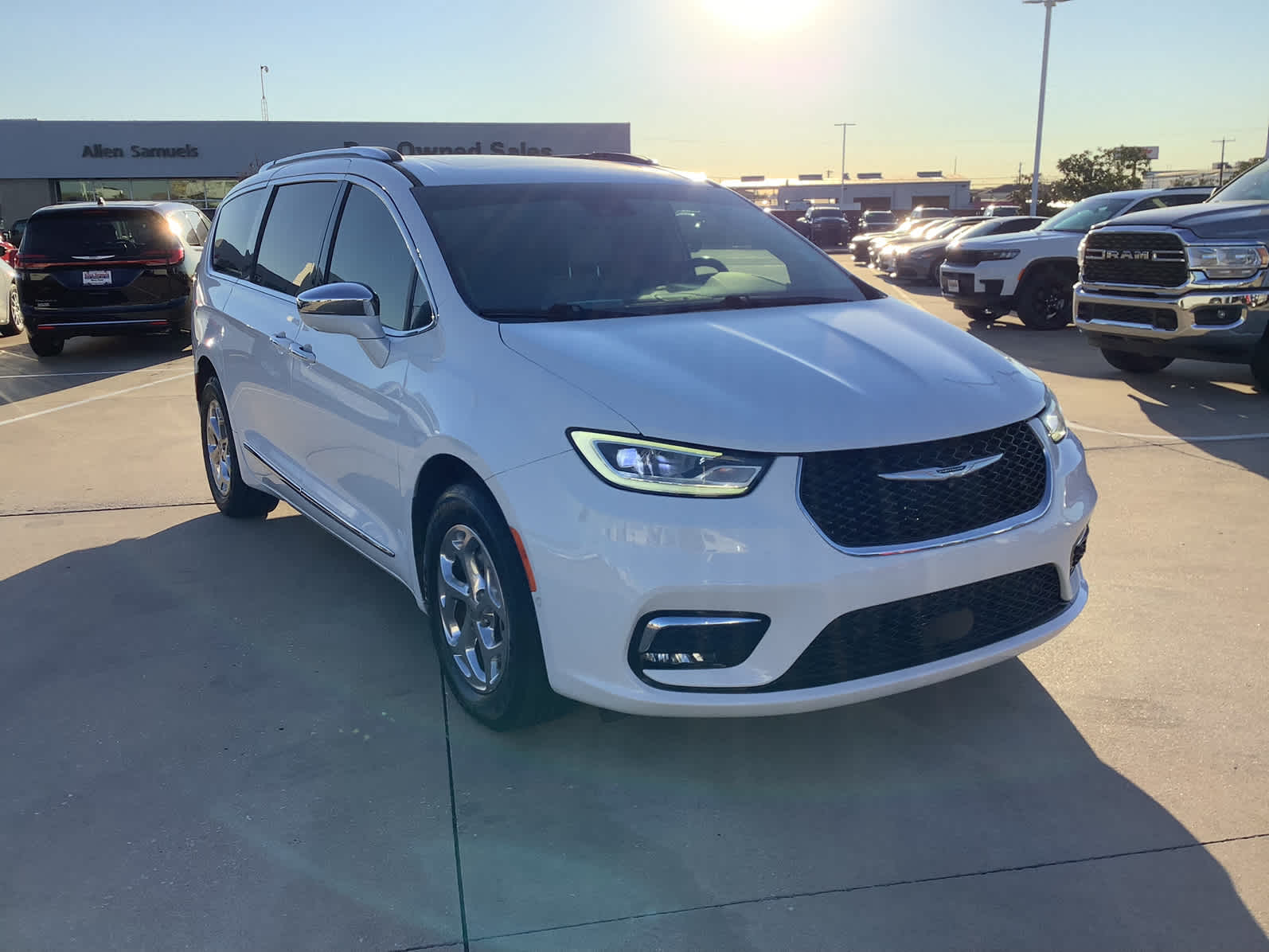 Used Car 2021 Chrysler Pacifica  Limited For Sale Under $30,000 In Waco, Texas