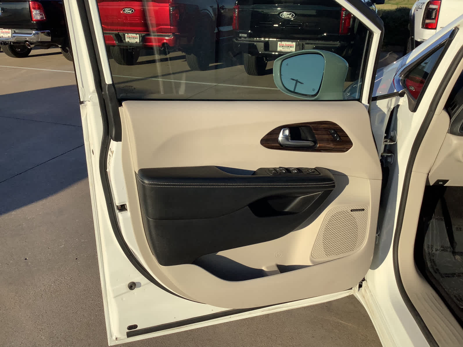 Used Car 2021 Chrysler Pacifica  Limited For Sale Under $30,000 In Waco, Texas