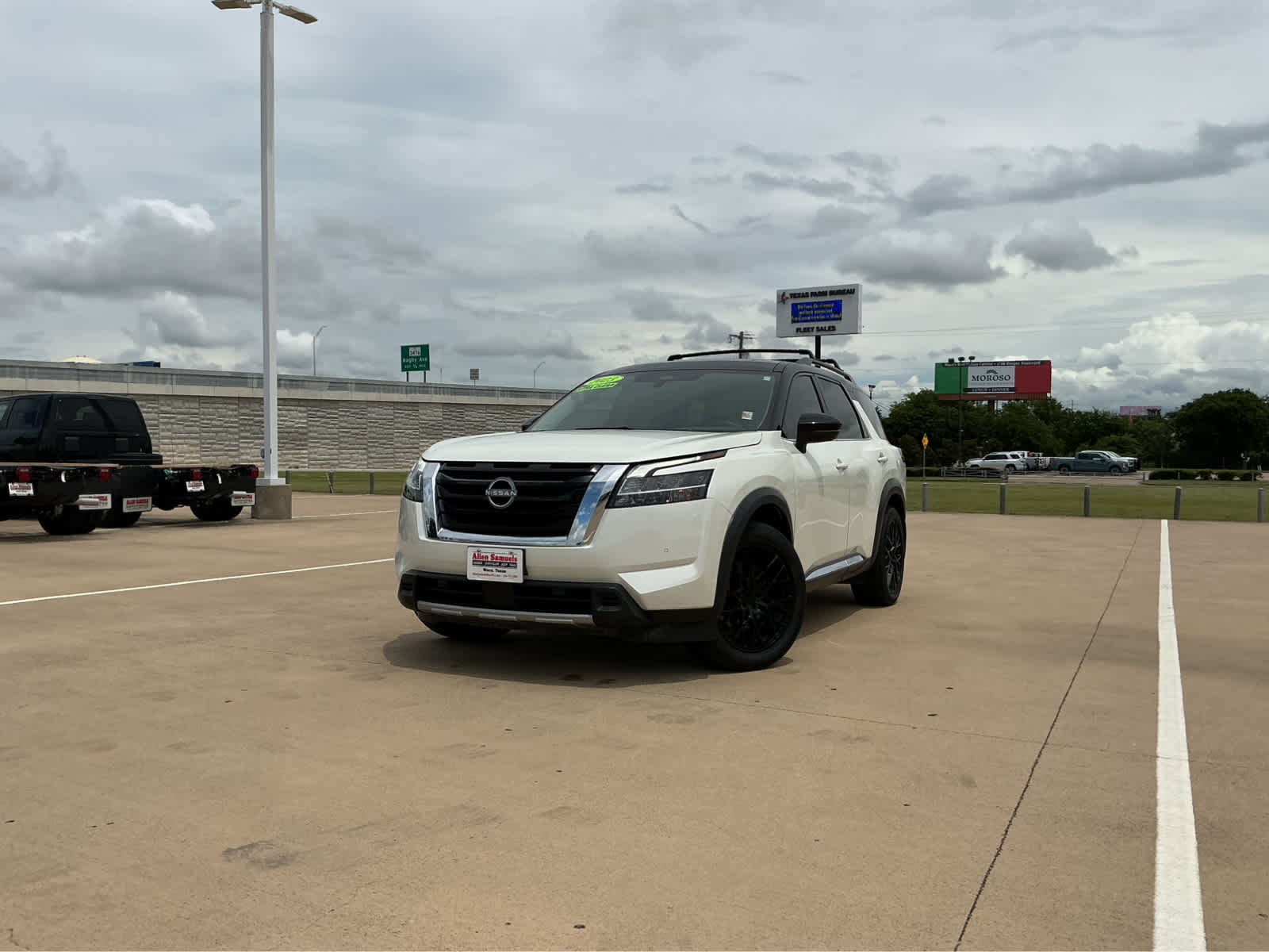 Used Car 2023 Nissan Pathfinder  Platinum For Sale Under $40,000 In Waco, Texas
