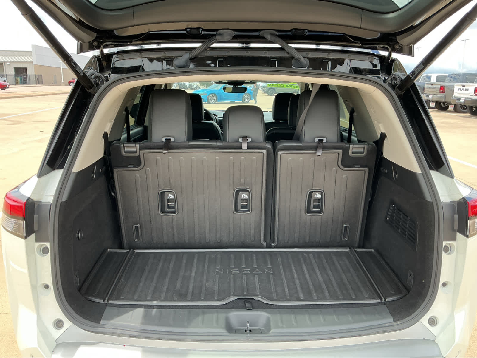 Used Car 2023 Nissan Pathfinder  Platinum For Sale Under $40,000 In Waco, Texas