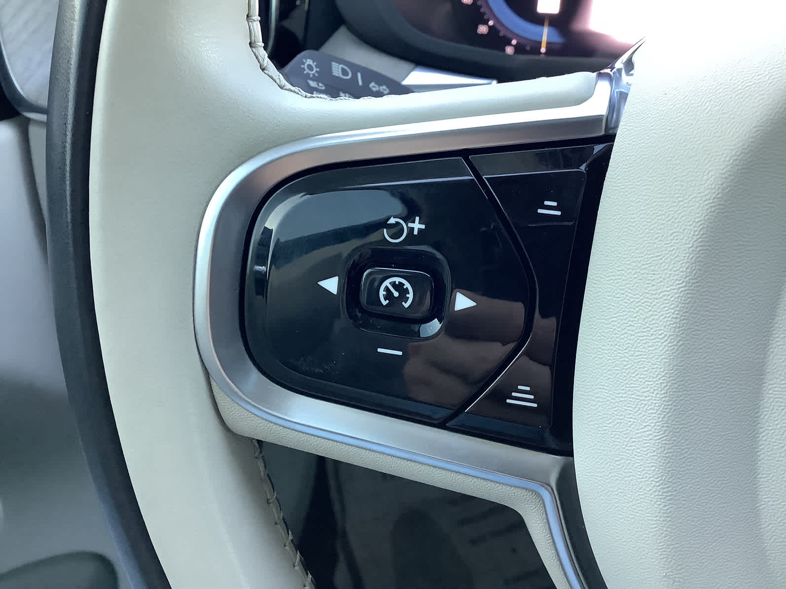 Used Car 2023 Volvo Xc60  Ultimate Dark Theme For Sale Under $40,000 In Waco, Texas