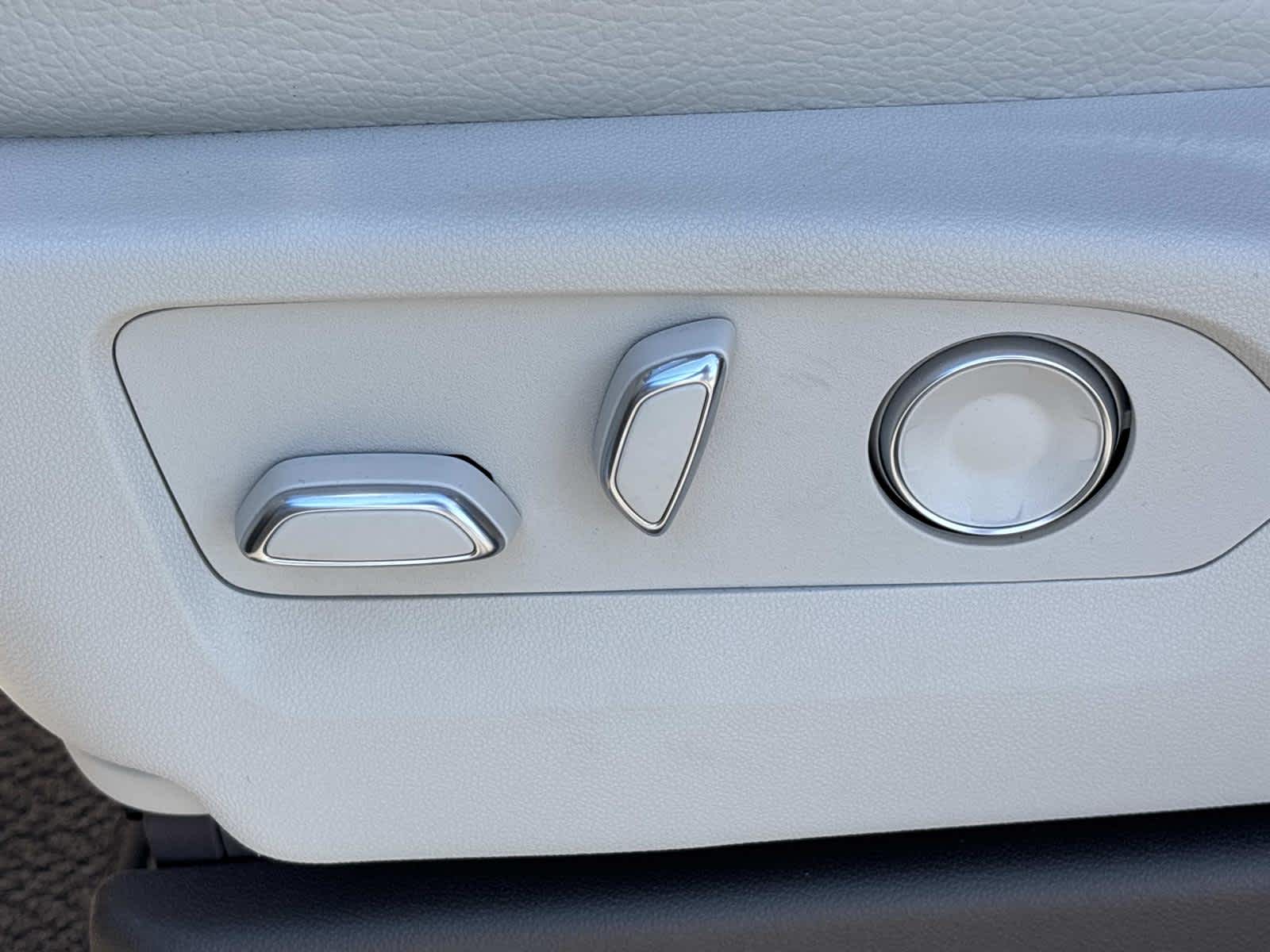 2026 GMC Yukon Denali - Photo 25