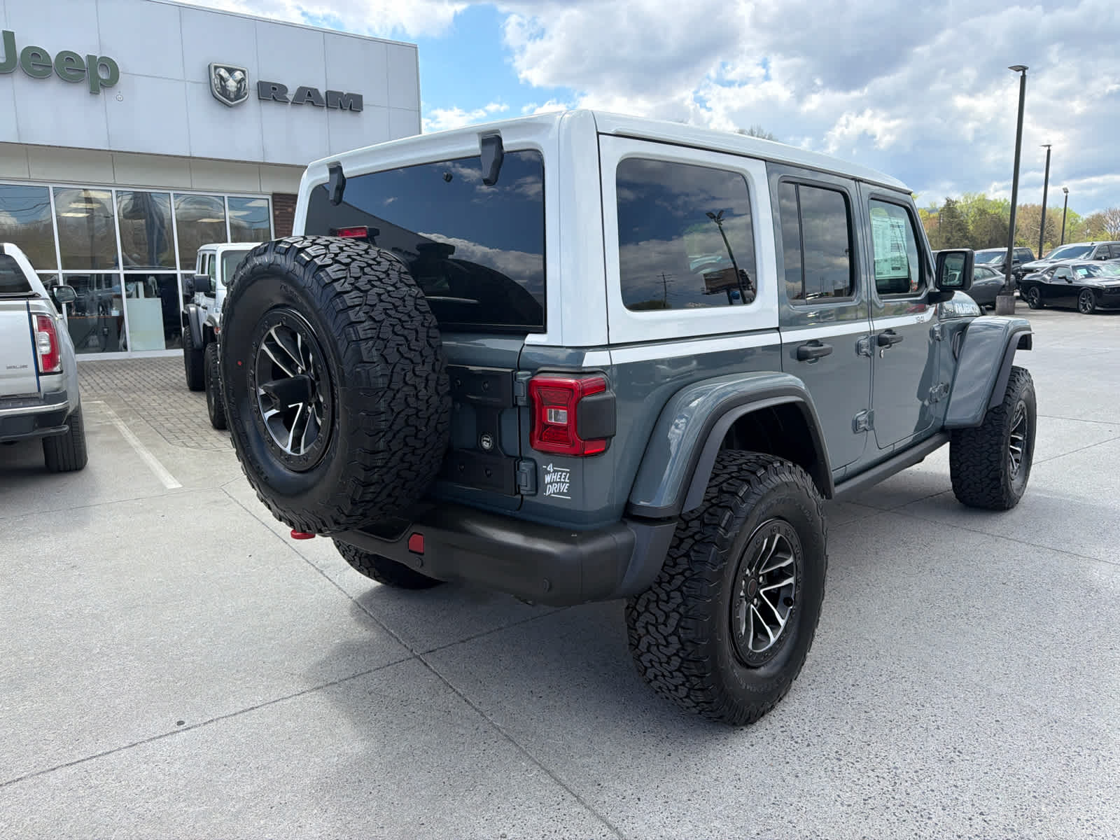 View vehicle photo 7