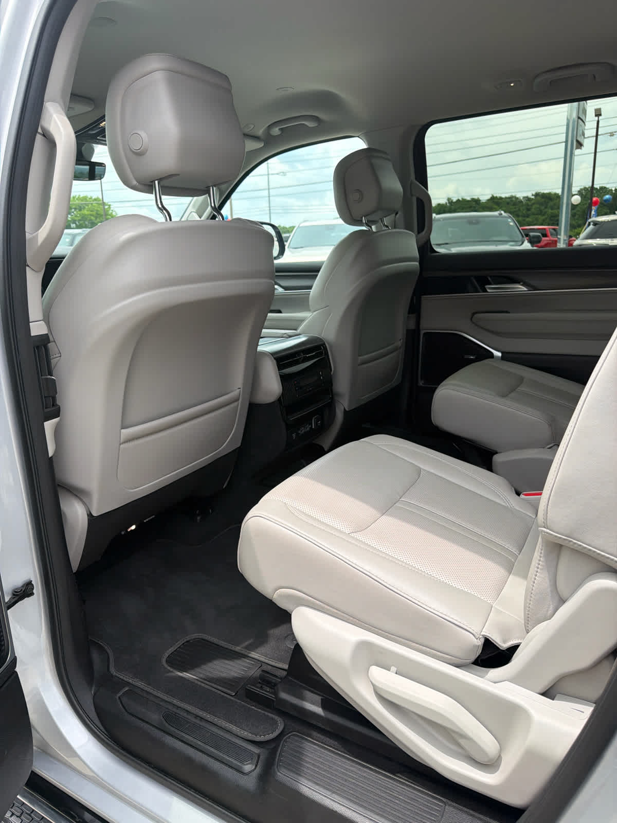 2024 Jeep Wagoneer #12