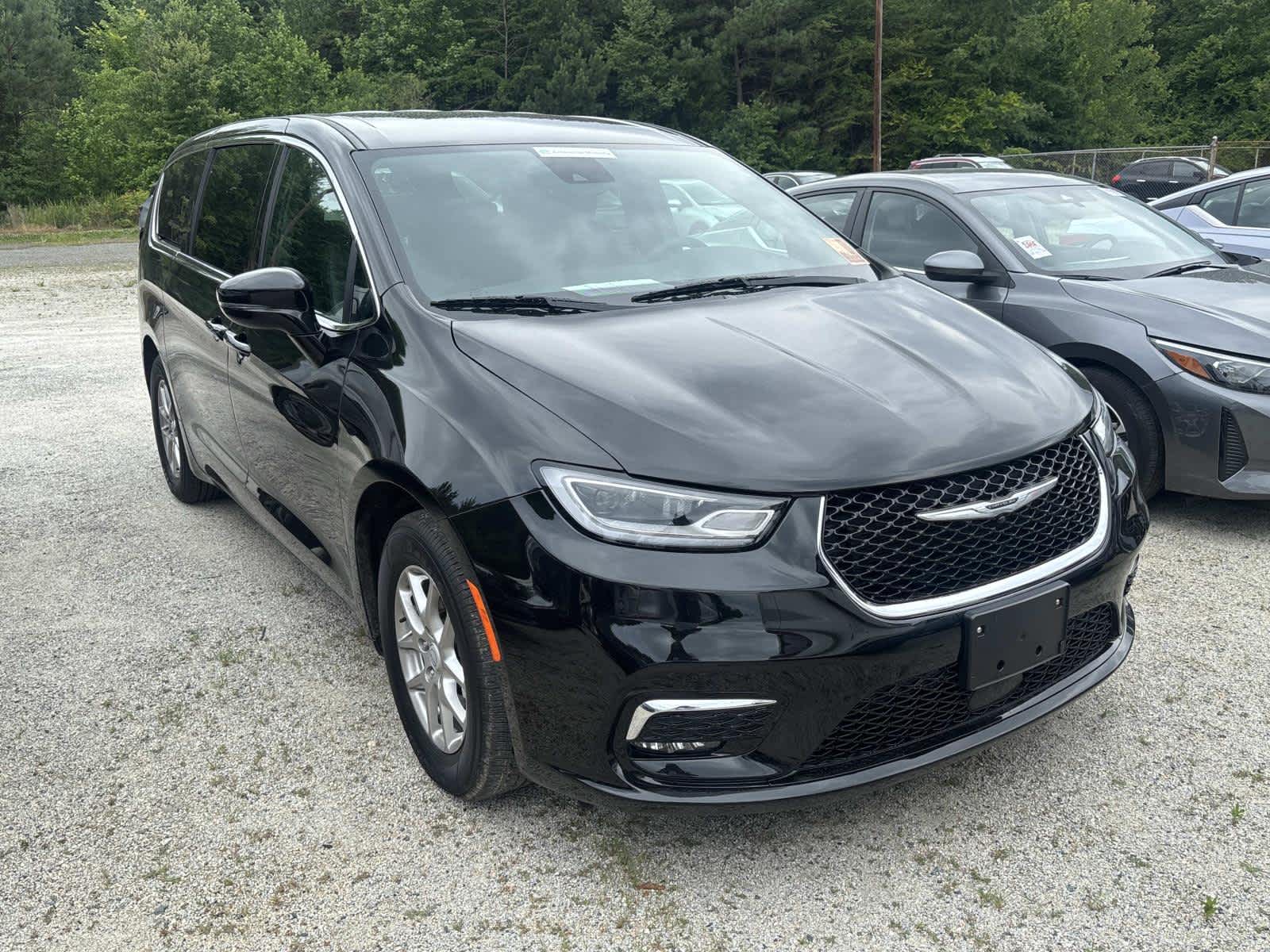 Diamond Black Crystal Pearlcoat 2026 Chrysler Pacifica Select FWD Minivan Front-Wheel Drive 9-Speed Automatic