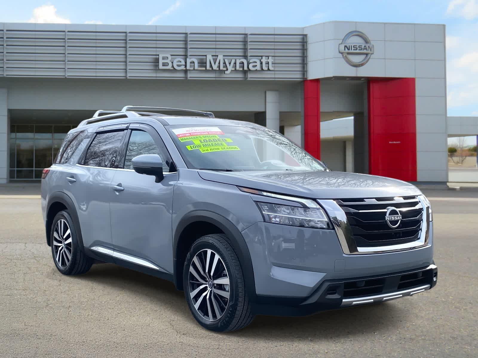 2024 Nissan Pathfinder Platinum's photo