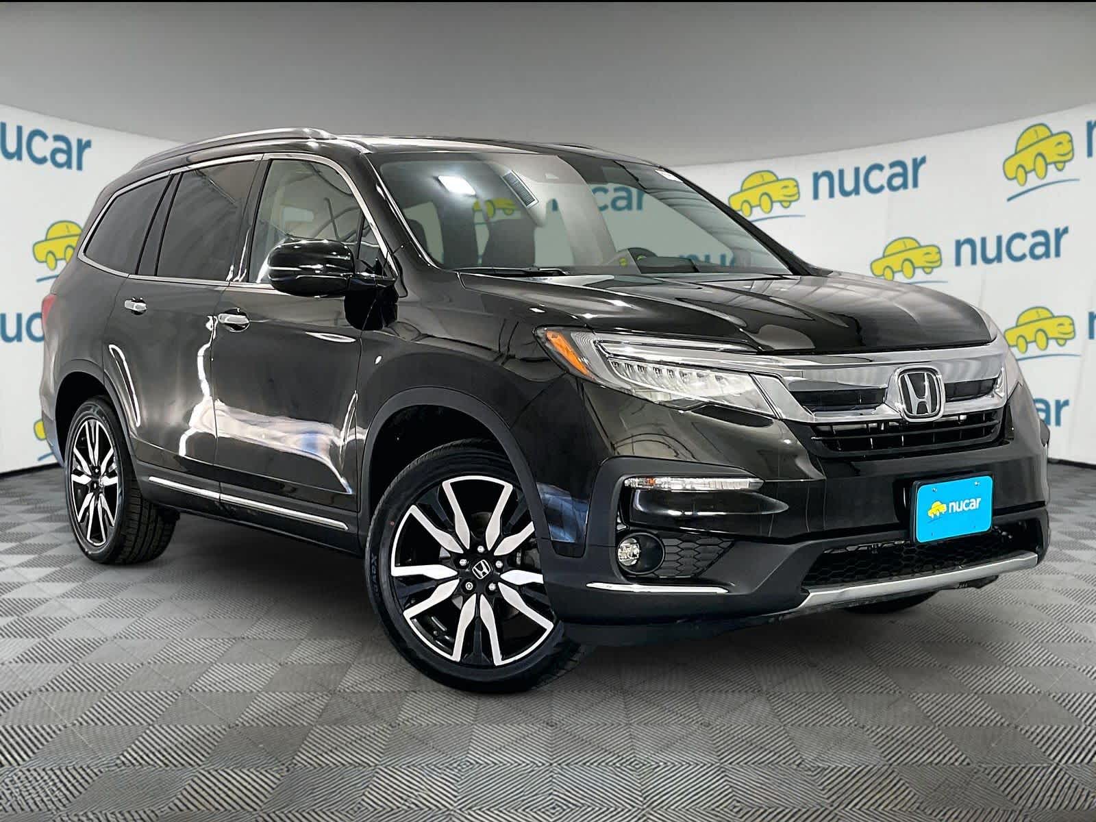 2022 Honda Pilot Touring AWD with Rear Captain's Chairs