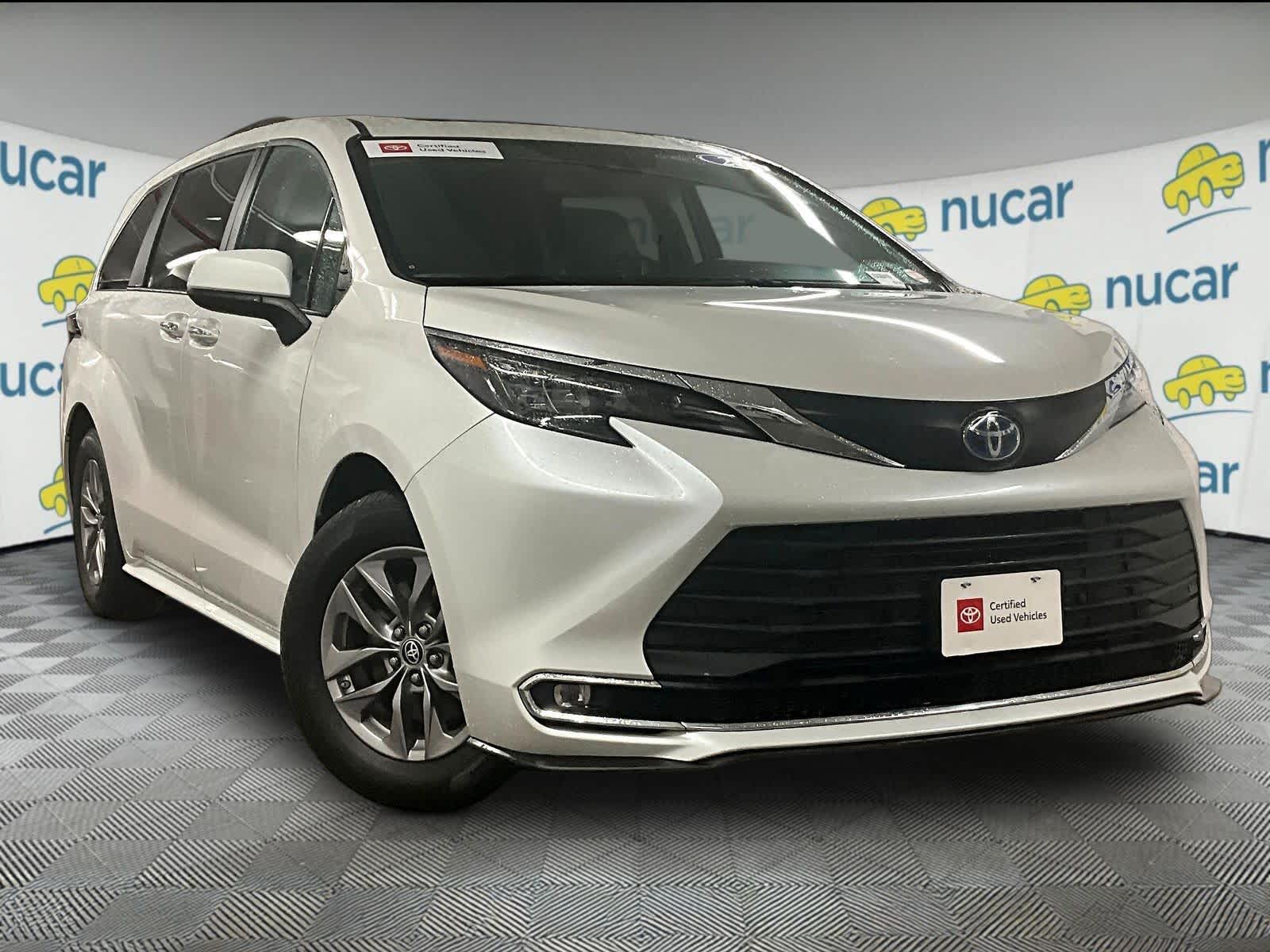 White (Wind Chill Pearl) 2024 Toyota Sienna XLE 7-Passenger FWD Minivan Front-Wheel Drive Continuously Variable Transmission