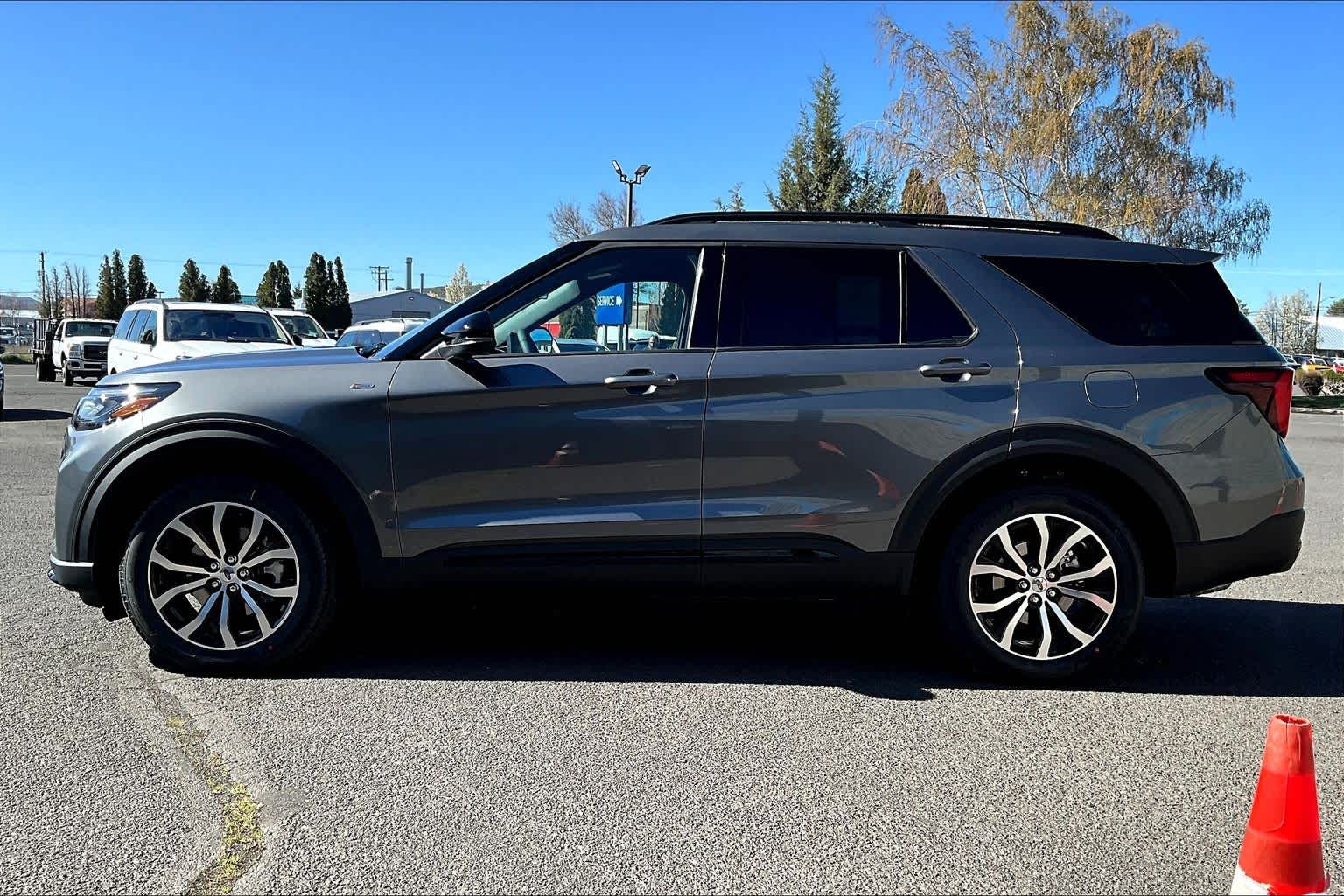 View vehicle photo 3