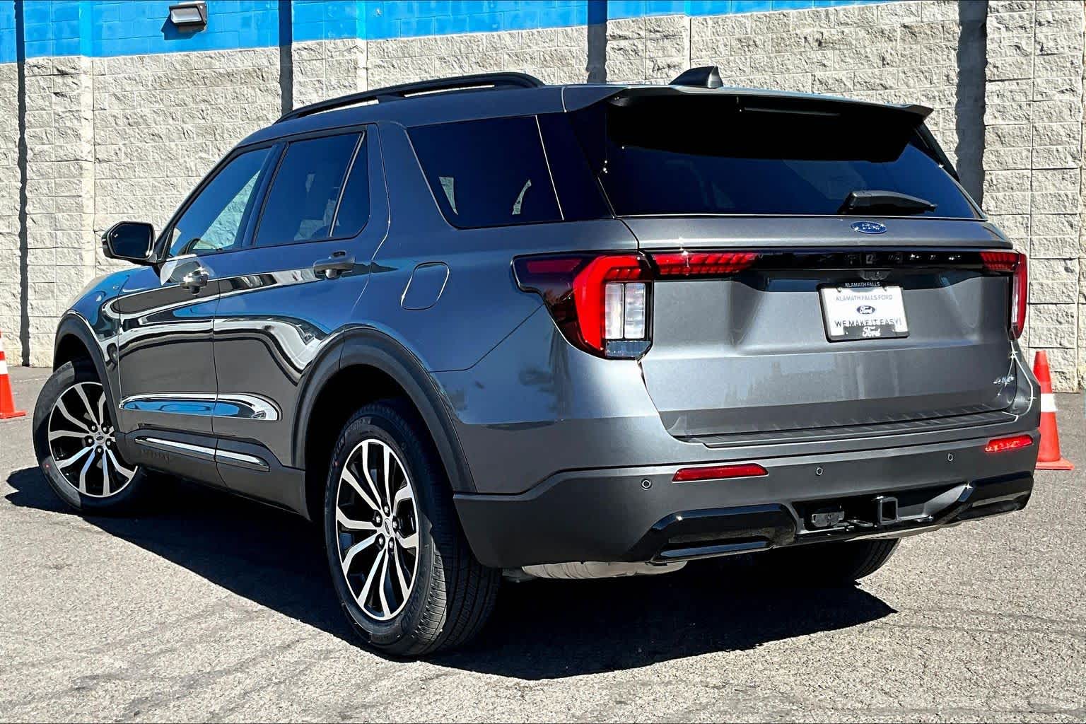 View vehicle photo 4