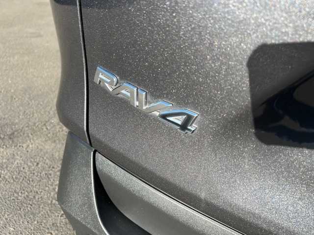 2022 Toyota RAV4 LE 5