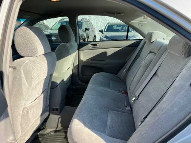 2004 Toyota Camry LE 18