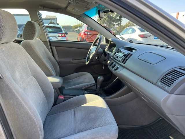 2004 Toyota Camry LE 26