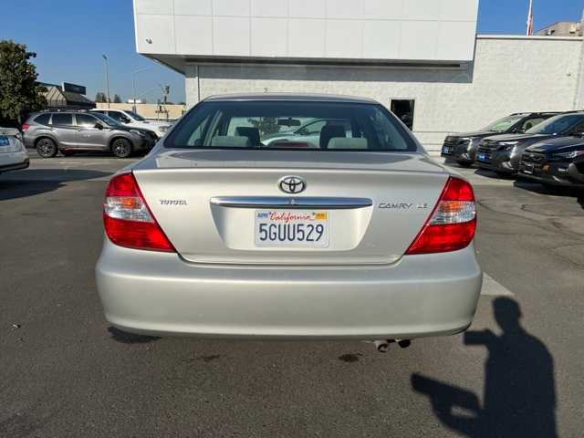 2004 Toyota Camry LE 4