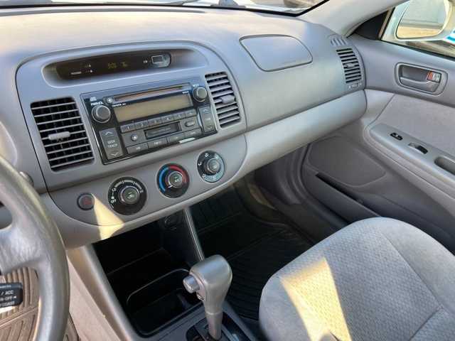 2004 Toyota Camry LE 31