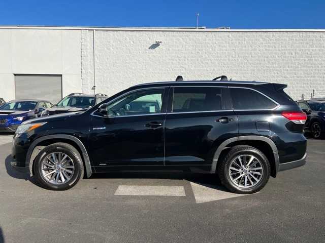 Used 2017 Toyota Highlander XLE with VIN 5TDJGRFH3HS035514 for sale in Fresno, CA