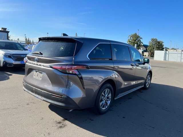 2021 Toyota Sienna LE 9