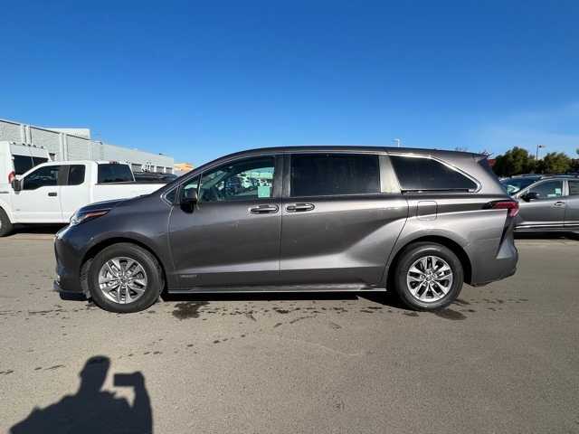 2021 Toyota Sienna LE 2