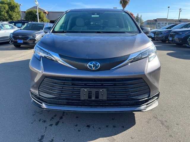 2021 Toyota Sienna LE 12