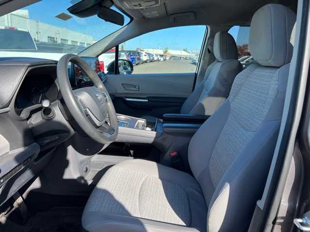 2021 Toyota Sienna LE 15