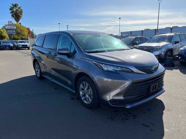 2021 Toyota Sienna LE 11