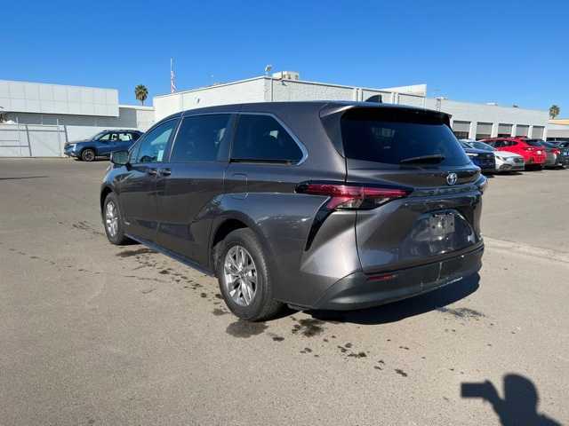 2021 Toyota Sienna LE 3