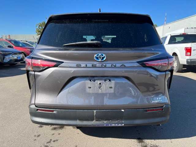 2021 Toyota Sienna LE 4