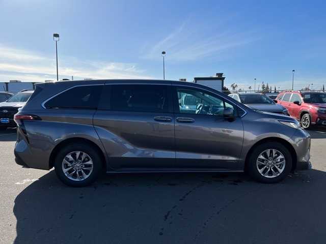 2021 Toyota Sienna LE 10