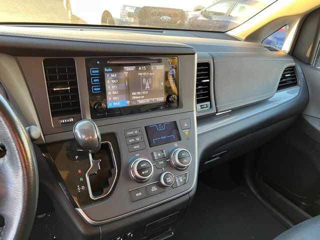 2017 Toyota Sienna SE Premium 32