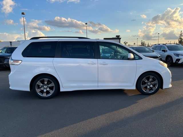 2017 Toyota Sienna SE Premium 10