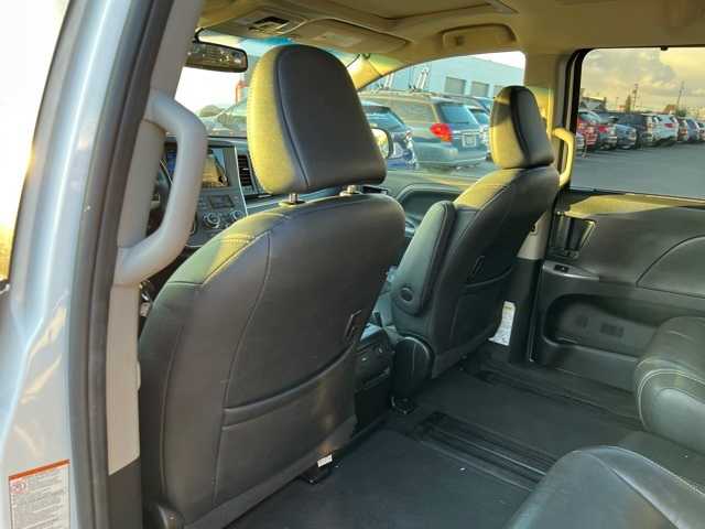 2017 Toyota Sienna SE Premium 18