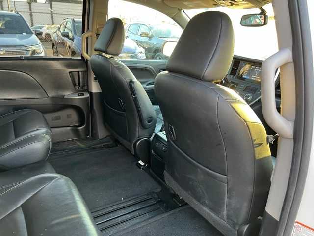 2017 Toyota Sienna SE Premium 22