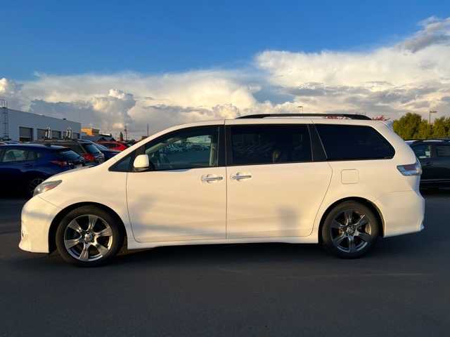 2017 Toyota Sienna SE Premium 2