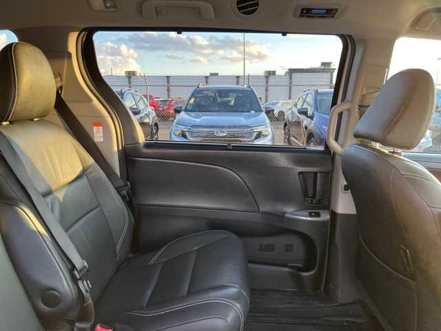 2017 Toyota Sienna SE Premium 24