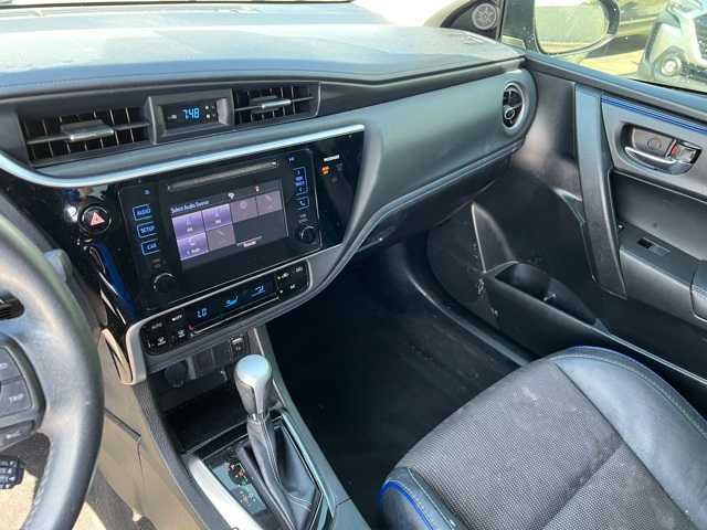 2017 Toyota Corolla SE 32