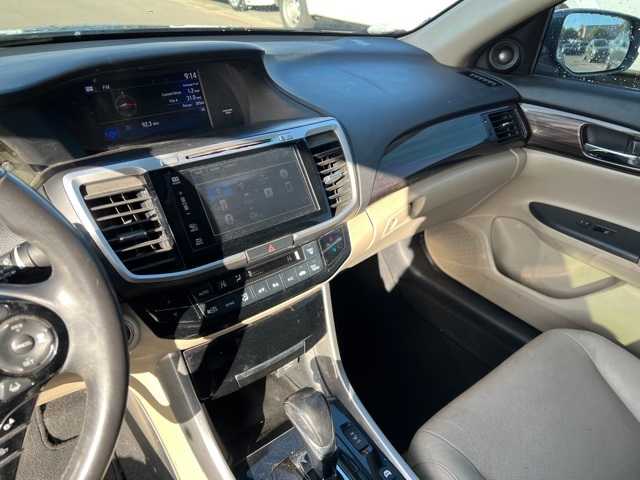 2017 Honda Accord Hybrid Touring 32