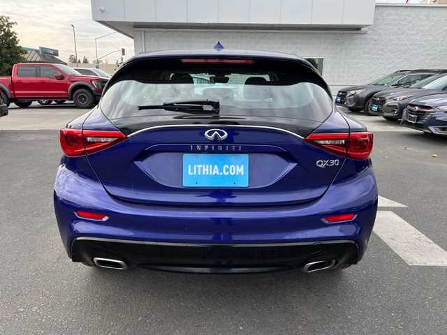 2017 INFINITI QX30 Luxury 4