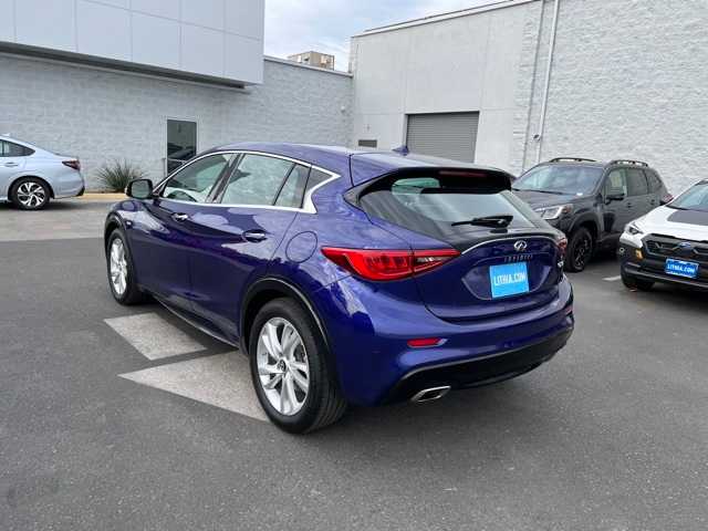 2017 INFINITI QX30 Luxury 3