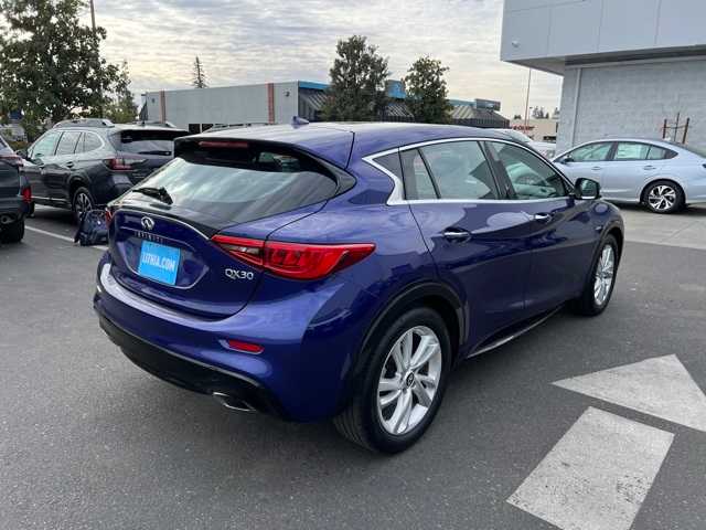 2017 INFINITI QX30 Luxury 8