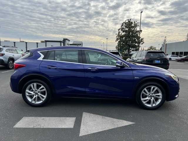 2017 INFINITI QX30 Luxury 9