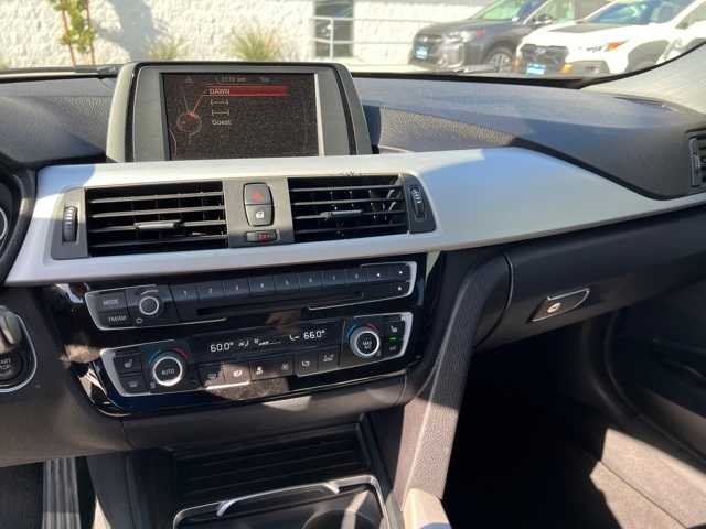 2016 BMW 3 Series 320i 30